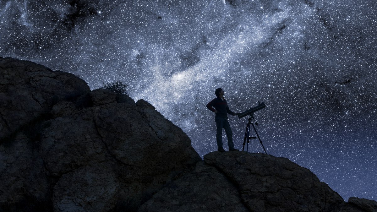 homem com um telescópio astrônomo