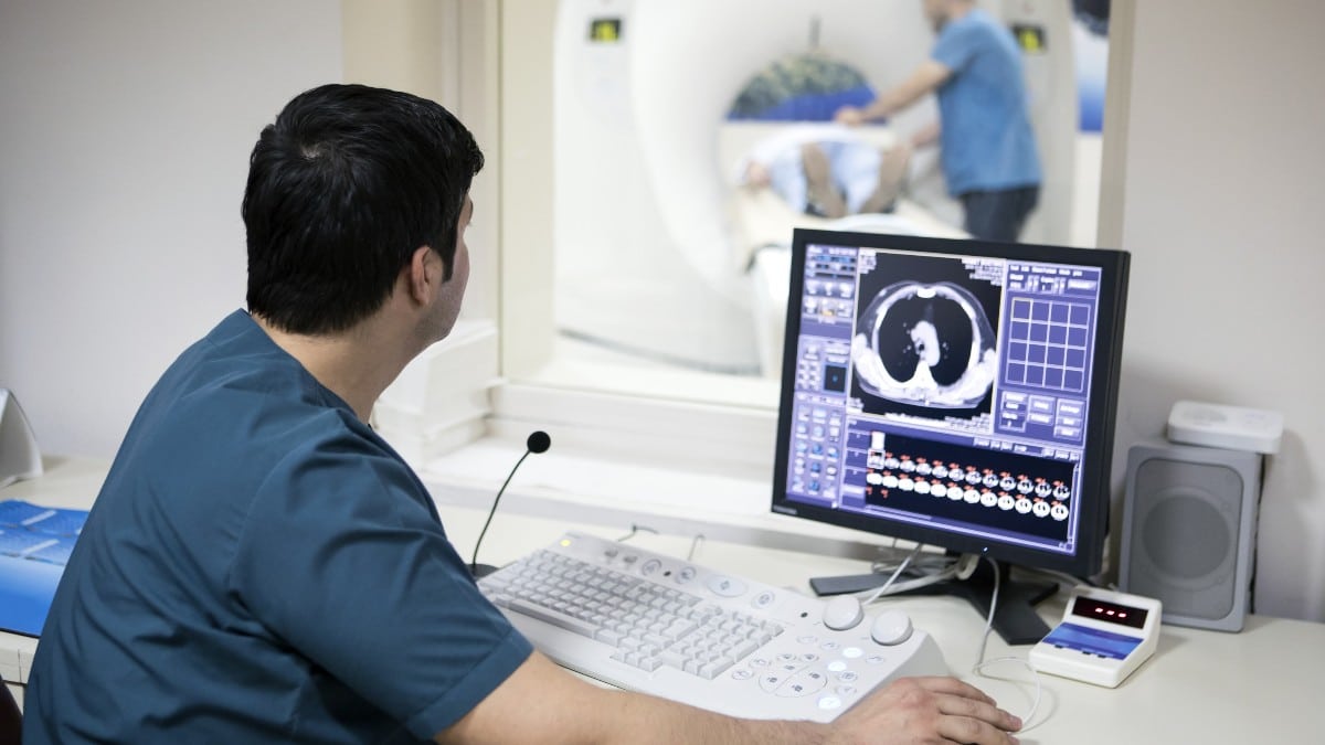 radiologista mexendo no computador técnico em radiologia