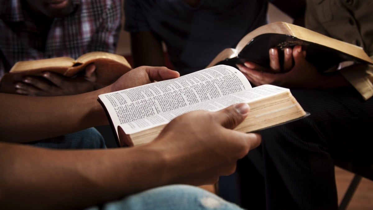 homem lendo a bíblia curso de teologia