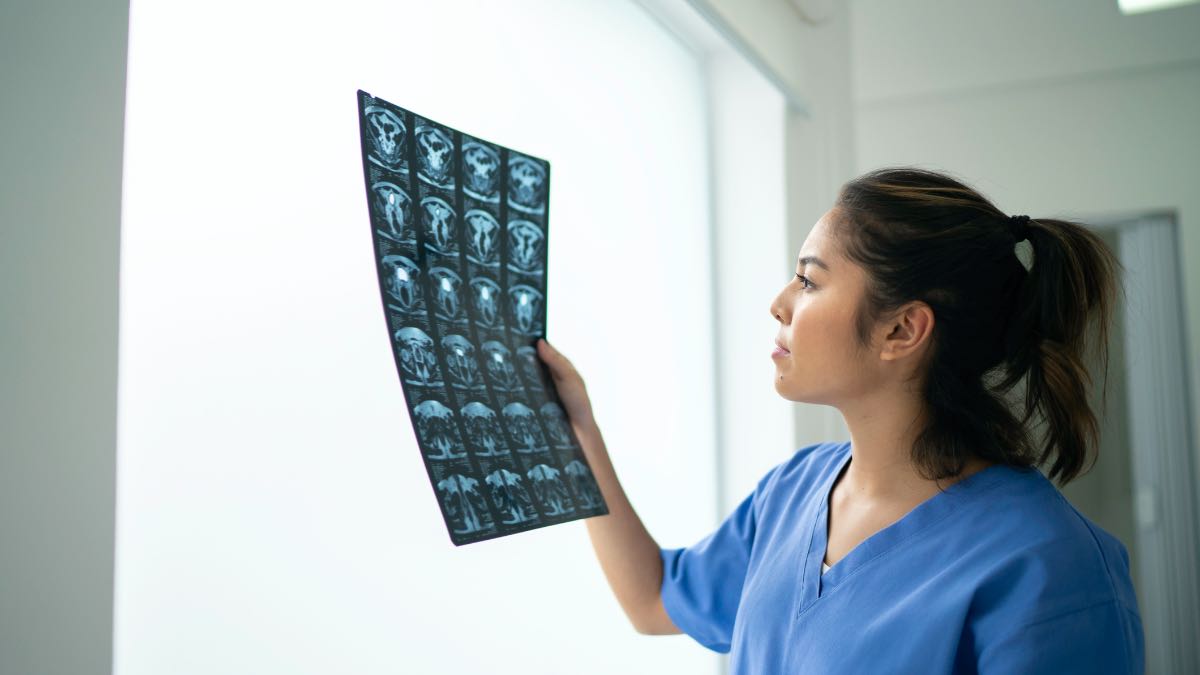 médica olhando raio x: Quanto ganha um técnico em Radiologia