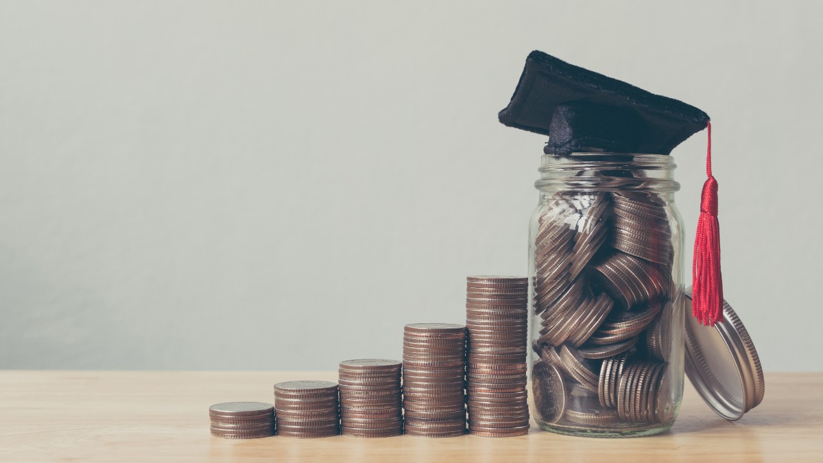 pilhas de moedas apoiadas na mesa: quanto custa uma faculdade de Direito