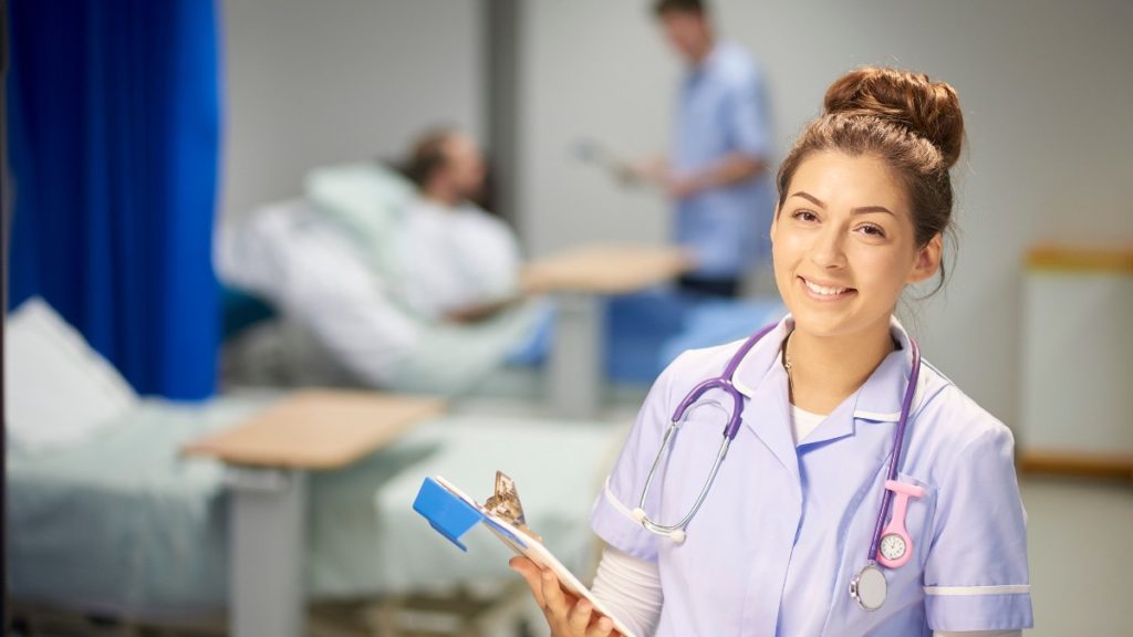 enfermeira sorrindo com pasta nas mãos: áreas da enfermagem